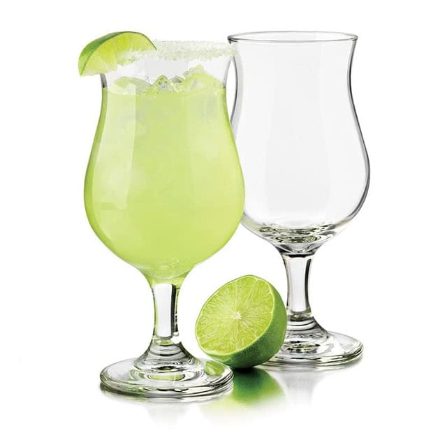 0020193_2.jpg Lime-flavored cocktail in a glass with fresh lime slice, empty glass beside it, on a white background, representing hygiene and freshness.