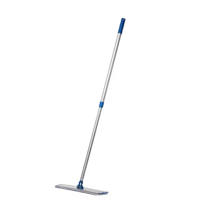 Microfiber flat mop for commercial and industrial cleaning, ideal for hygiene and disinfecting surfaces in professional environments.