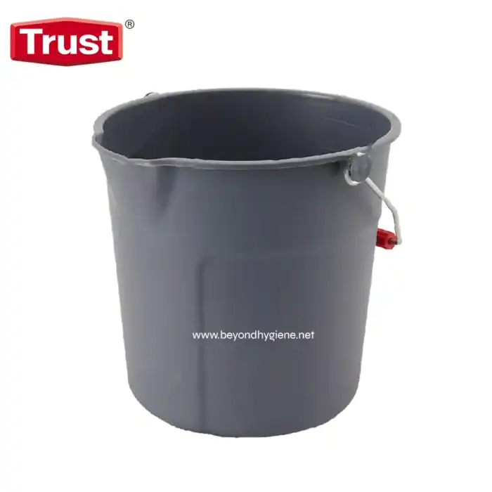 Grey cleaning bucket with metal handle and red safety clip, durable and practical for hygiene and cleaning tasks.