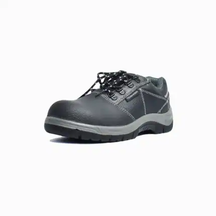 Sturdy black safety work shoe with toe protection, ideal for industrial and construction environments, featuring durable leather and slip-resistant sole for optimal safety and comfort.
