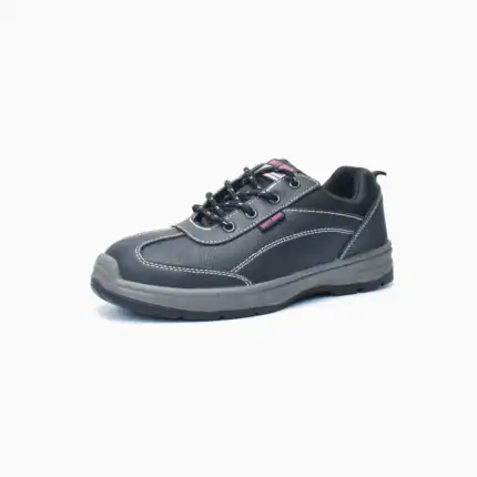 Black safety work shoe with slip-resistant sole and reinforced toe for industrial and construction environments. Designed for safety, comfort, and durability.