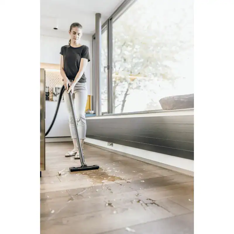 wd-2-plus-v-12-4-18-c (4) Vacuum cleaner cleaning spilled liquid on hardwood floor at home, professional hygiene service.