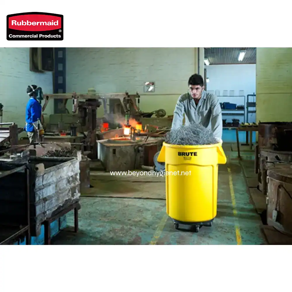 8 Rubbermaid industrial yellow cleaning cart with trash, industrial workshop, manufacturing facility, industrial cleaning equipment, beyondhygienenet.net.