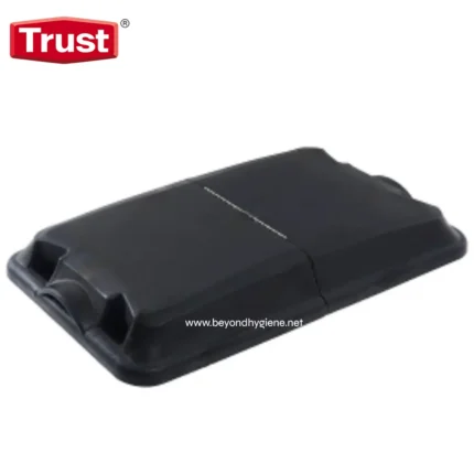 Black disposable shoe cover for hygiene and cleanliness, ideal for sanitary environments, hospitals, and cleaning services. Designed to ensure safety and prevent contamination.