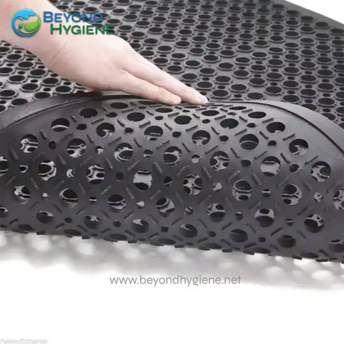 Anti-slip rubber mat with drainage holes for hygiene and safety in industries and kitchens. Durable, easy to clean, and slip-resistant, ideal for maintaining cleanliness and preventing accidents.