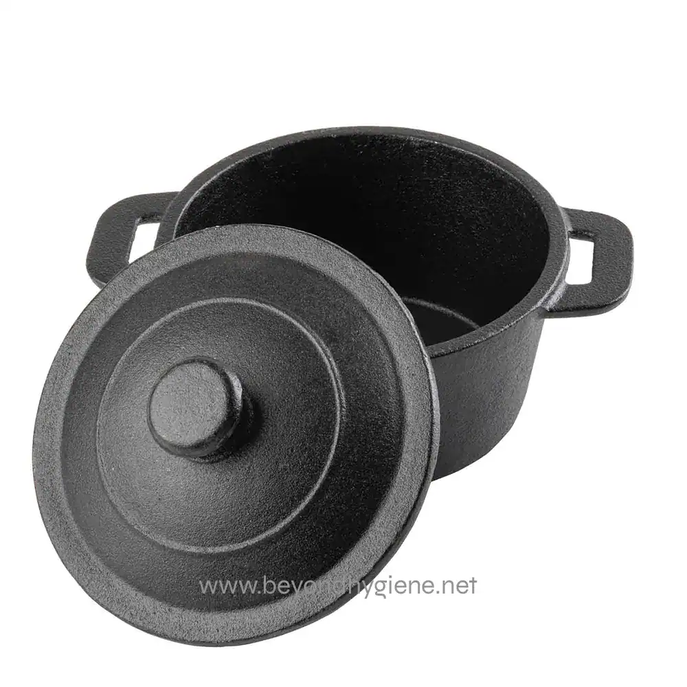 Heavy-duty black cast iron cookware pot with lid, ideal for commercial kitchens and catering. Durable and heat-resistant, suitable for various cooking methods and professional hygiene standards.