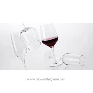 Clear wine glasses, one filled with red wine, with a minimalist and elegant background, representing beverage service and quality hospitality in Asia.