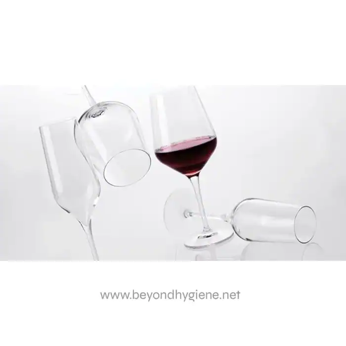 Clear wine glasses, one filled with red wine, with a minimalist and elegant background, representing beverage service and quality hospitality in Asia.