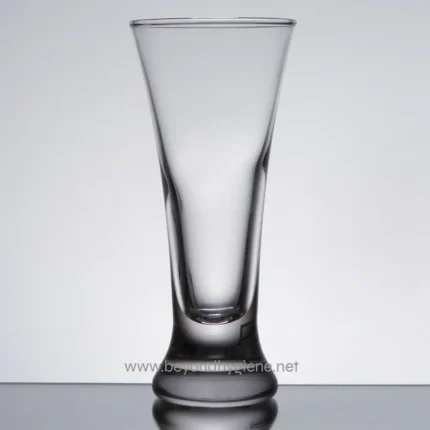 Clear glass vase for home decor or floral arrangements, showcasing elegance and modern design. Perfect for enhancing interior aesthetics and creating a sophisticated ambiance.