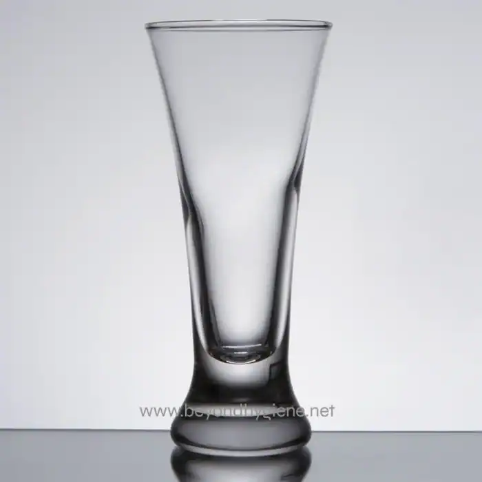 Clear glass vase for home decor or floral arrangements, showcasing elegance and modern design. Perfect for enhancing interior aesthetics and creating a sophisticated ambiance.