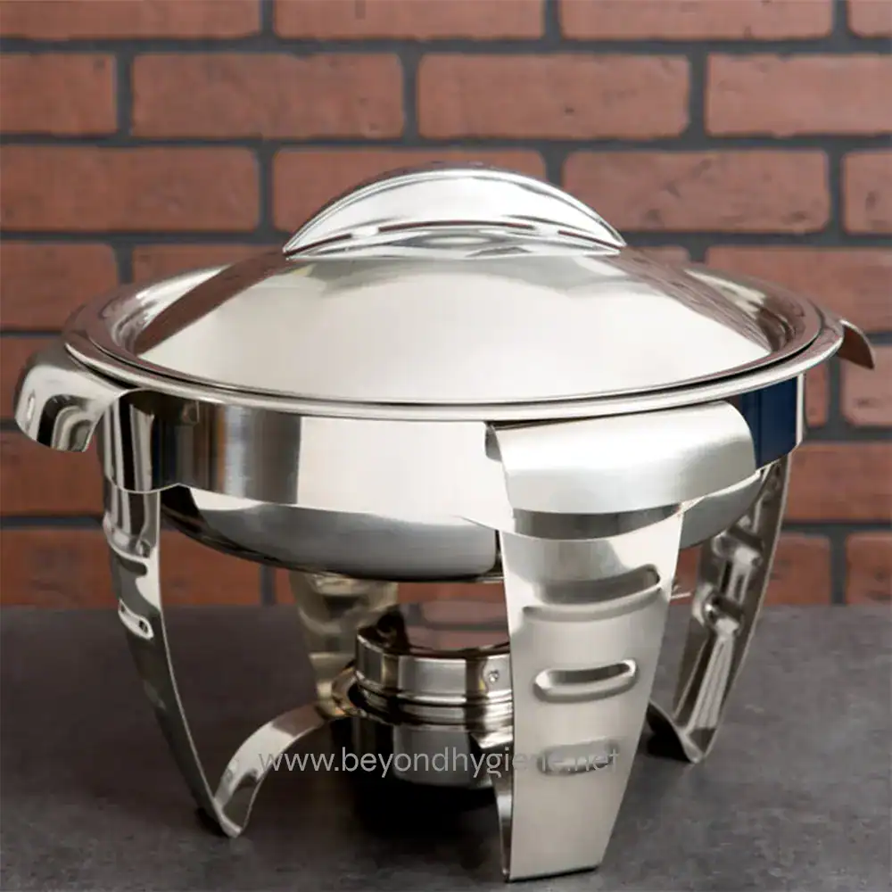 Stainless steel chafing dish for catering and food service, ideal for buffet setups, with a durable design and secure lid. Perfect for hygienic food presentation in hospitality and event environments.