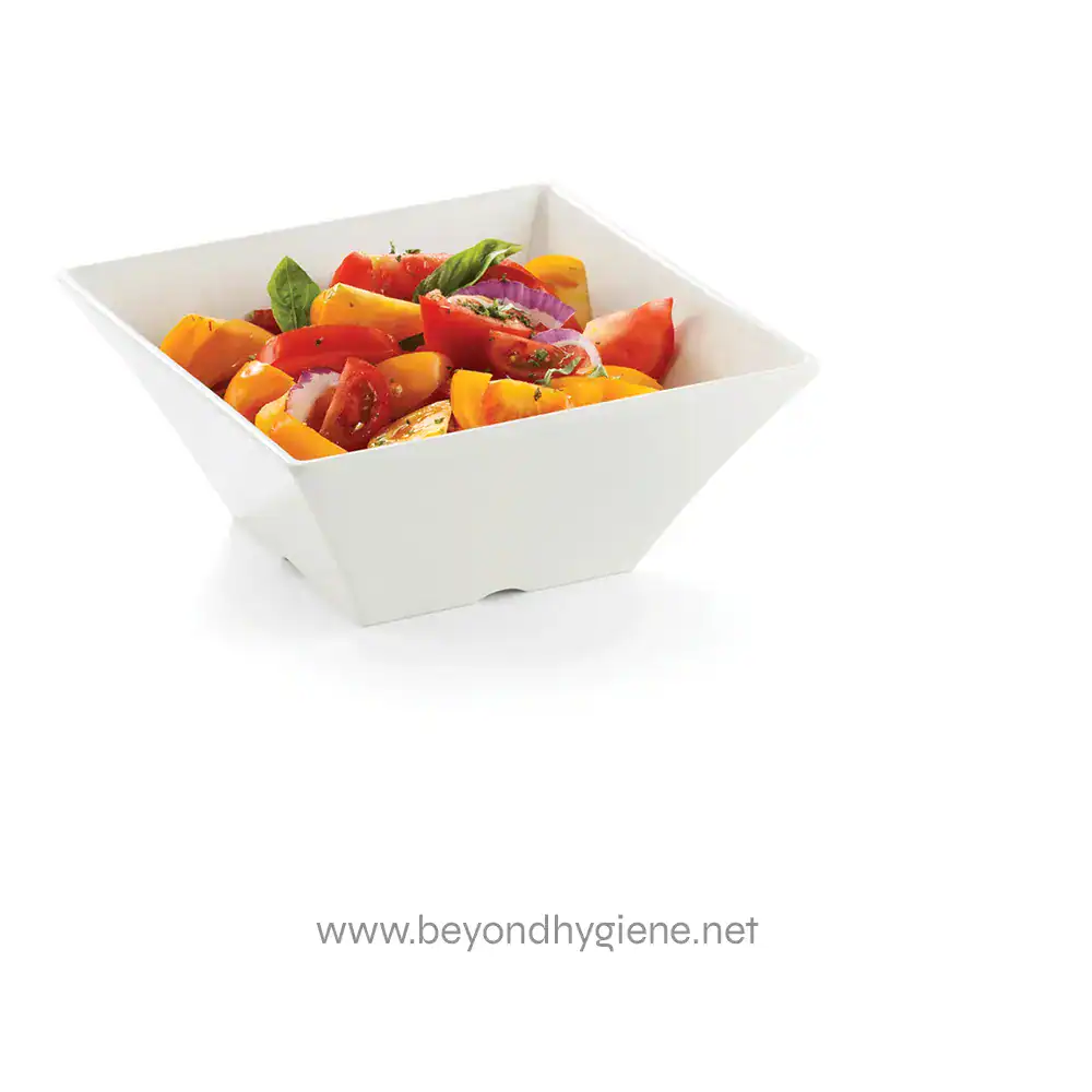 MB94_MRC-01 Fresh mixed vegetable salad in a white bowl, healthy and colorful, ideal for nutrition and wellness.