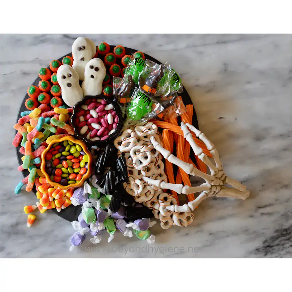 MG13_ENV-01 Candy Halloween decorations with ghosts, skeletons, and themed treats for festive celebrations. Perfect for Halloween party decor and candy dishes, adding a spooky, fun touch to any event.