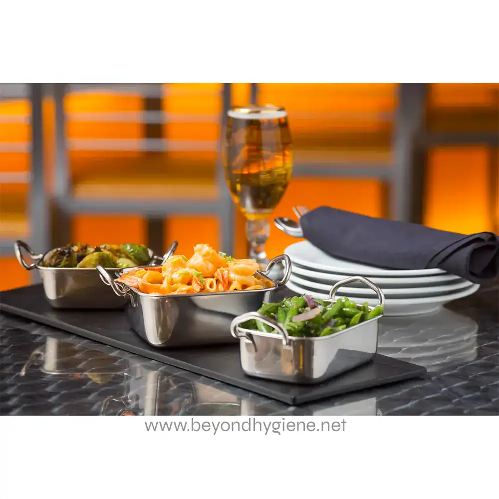 MGL2_ENV Fresh salads and beverages served at a modern restaurant for hygienic dining in Asia.